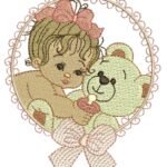 Menina Segurando Ursinho na Moldura com Laço - Rippled e Ponto Cheio