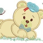 Urso Deitado de Boné - Aplique