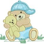 Urso de Boné Segurando Ursinho - Aplique