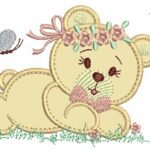 Ursa Deitada com Guirlanda de Flor - Aplique